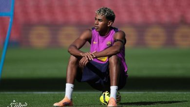 ویدیو| هوادار بارسلونا پیراهنش را روی سر یامال پرت کرد!