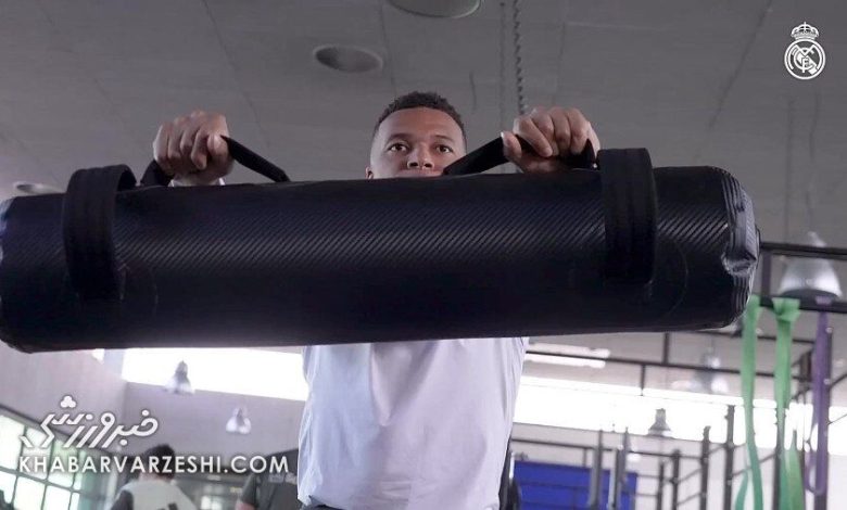 ویدیو| از حرکات جالب در سالن وزنه تا تشویق بلینگام پس از باز کردن گل کوچیک/ آخرین تمرین رئال