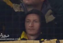 ویدیو| بازگشت کاپیتان به خانه/ VIP نه، ستاره محبوب بازی را ایستاده از سکوی تیفوسیها دید!