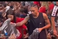 ویدیو| ستاره بارسلونا در زادگاهش مثل خادم وارد گود شد!