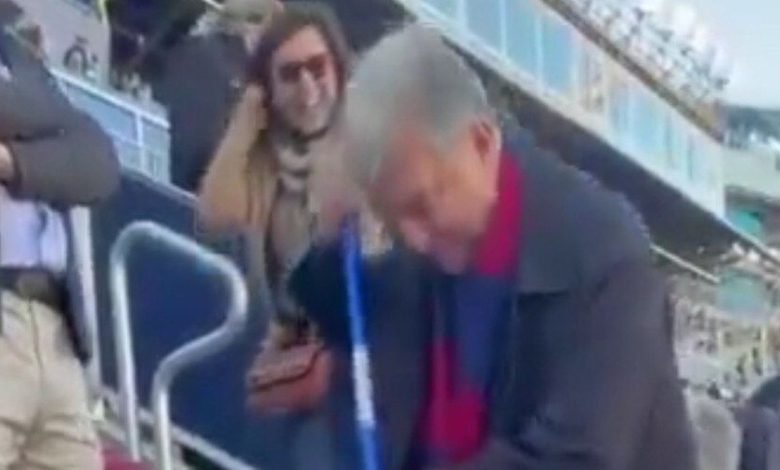 ویدیو| مدیر باشگاه سکوهای ورزشگاه را جارو کرد!